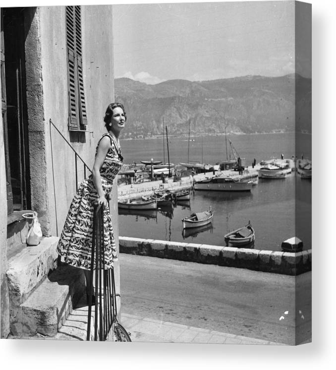 "Esperanza no es lo mismo que optimismo. No es la convicción de que algo saldrá bien, sino la certeza de que algo tiene sentido, independientemente de cómo resulte". 
Václav Havel 
📷Bert Hardy