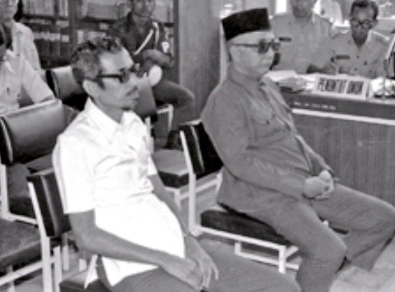 Abdullah Sungkar alias Abdul Halim dan Abu Bakar Ba'asyir alias Abu Somad adalah duo pendiri jaringan terorisme terorganisir lintas negara bernama Jama'ah Islamiyah (JI). Bersama Riduan Isamuddin alias Hambali, Ba'asyir merancang dan mendanai berbagai aksi teror di Indonesia dari