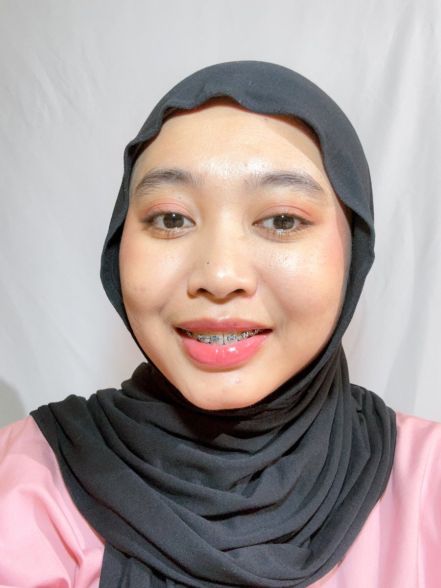 arstyarchive's tweet photo. Percaya gk sih kalo makeup aku kali ini complexionnya cuma pake Two Way Cake??? 😭🫵🏼

Woylah, ini two way cake bukan sembarang two way cake kataku mah. Hasilnya kok bisa se-COVERAGE ini sih?? Kayanya ini bakal jadi my daily complexion deh 👏🏼

#racuninmakeup https://t.co/TTNhSS99UA
