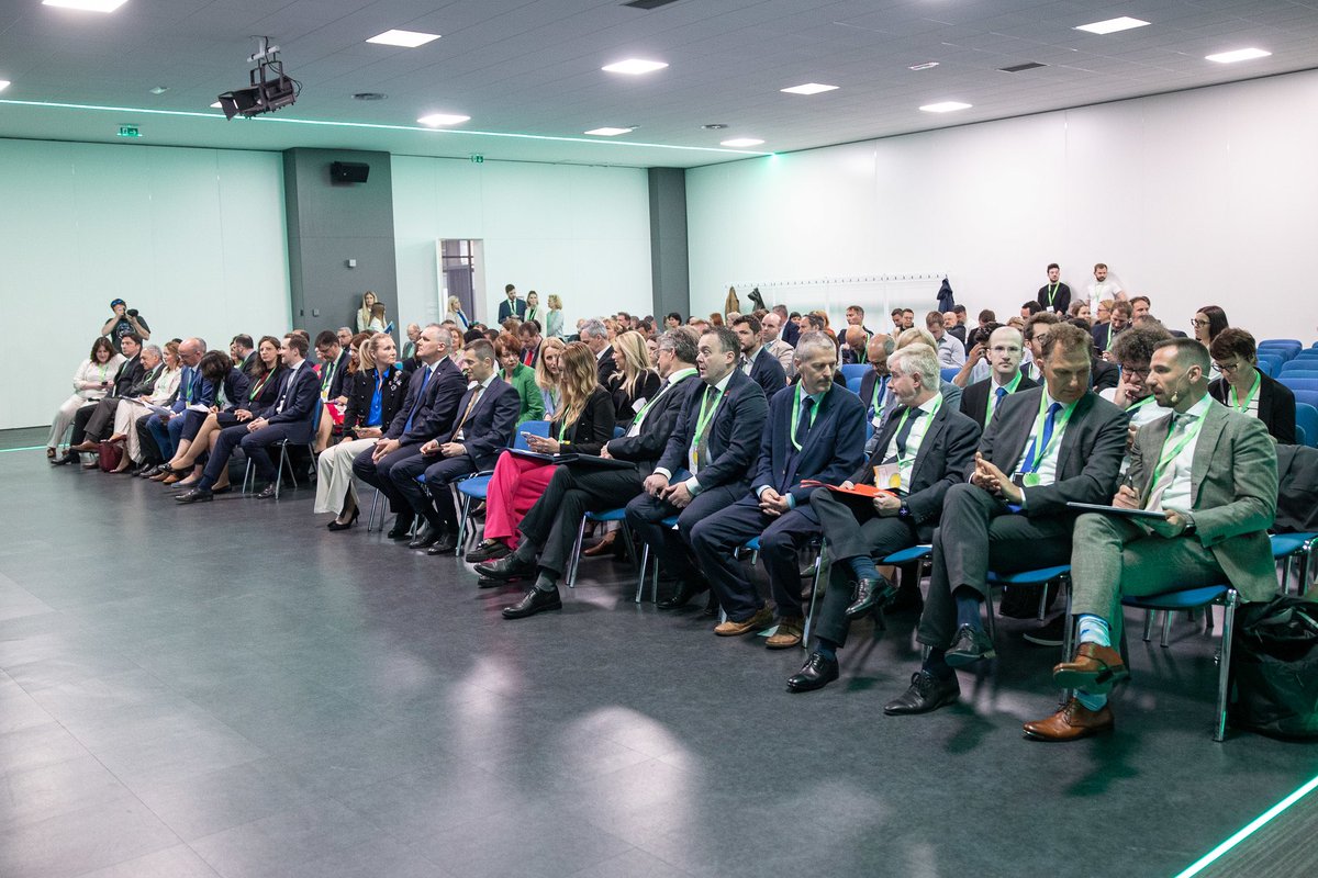 Artane_R's tweet photo. 📍🇸🇮#SEEnergy, Ministerial Panel

Integration of WB6 in the 🇪🇺 electricity market by 2030 requires alignment of legislation. More importantly, it requires intensive communication &amp; policy dialogue not just among the WB6, but also with🇪🇺.

Thanks to 🇸🇮 Gov. for this conference. https://t.co/JCg0SoIpZy