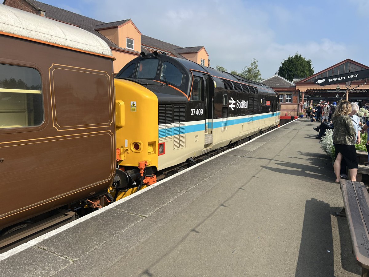 On my final day @SVRDiesels @svrofficialsite #springdieselfestival I’m having a ride behind @GBRailfreight 69009 #westernconsort hauling a rake of air brake coaches bringing up the rear is 37409 Loch Awe from @LocoServicesGrp before getting a breakfast from Bewdley buffet