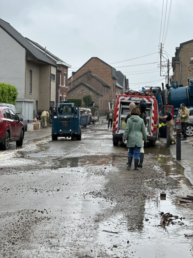 Een ongeziene waterellende in Voeren. Was rivier Berwijn niet verbreed en verdiept, had een nog groter drama plaatsgevonden. Blijven investeren in ruimte voor water, ook stroomopwaarts in gans Europa. Dank aan de veiligheidsdiensten en het lokaal bestuur om de mensen te helpen 💛