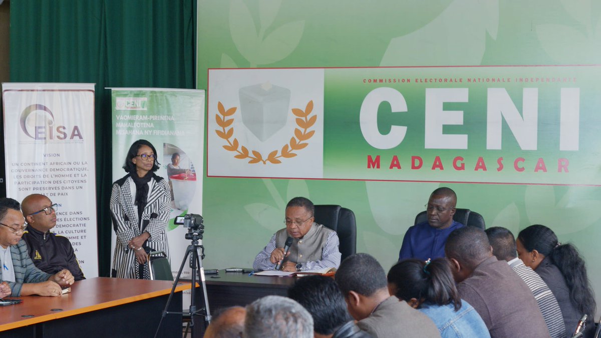EisaMadagascar's tweet photo. Hier, le 17 mai 2024, le président de la CENI, DAMA Arsène, et le représentant pays de EISA Madagascar, Valdiodio NDIAYE, dans leurs allocutions respectives, ont souligné l'importance du rôle des délégués dans la transparence et l'intégrité du processus électoral.
#Démocratie https://t.co/Z75skGFXLs