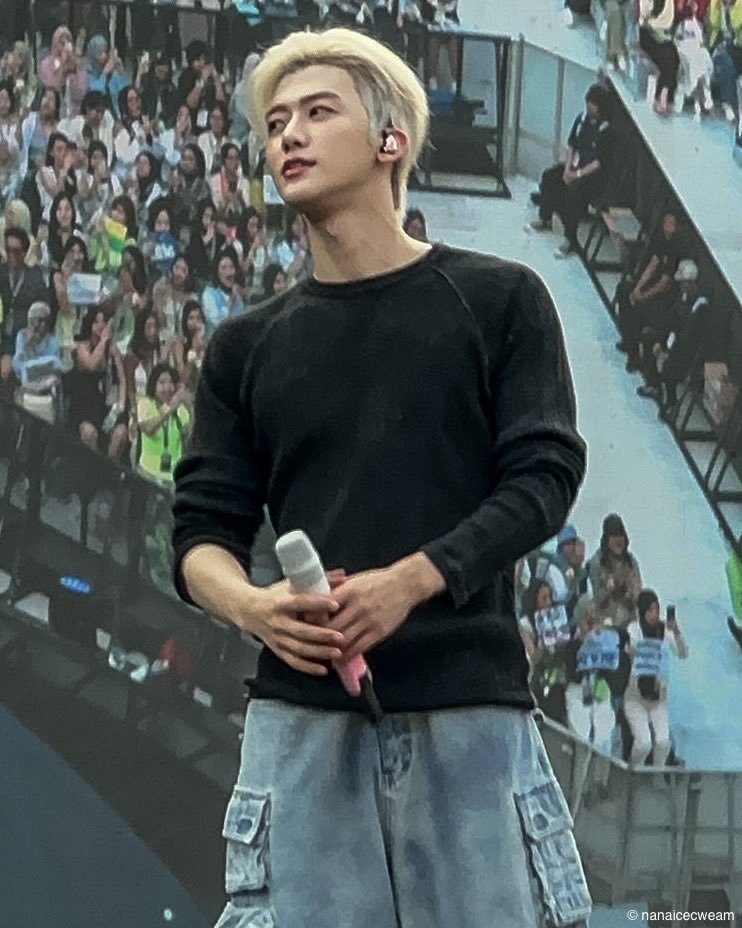 โคตรหล่อเลย ผมบลอนด์เสื้อสีดำกางเกงยีนส์ อะไรของเค้า ทำถึงเกิน🥹