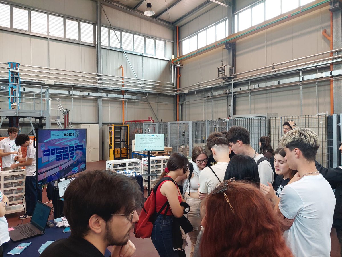 ICSC_Computing's tweet photo. Anche #ICSC💻 partecipa quest'anno agli #openlabs dei @INFN_LNF. Grande partecipazione e interesse da parte di giovani di tutte le età nei confronti dei progetti #pnrr e nelle attività in ambito #HPC e #QuantumComputing. Una giornata di festa all'insegna di scienza e tecnologia. https://t.co/xeyGJrNOzW