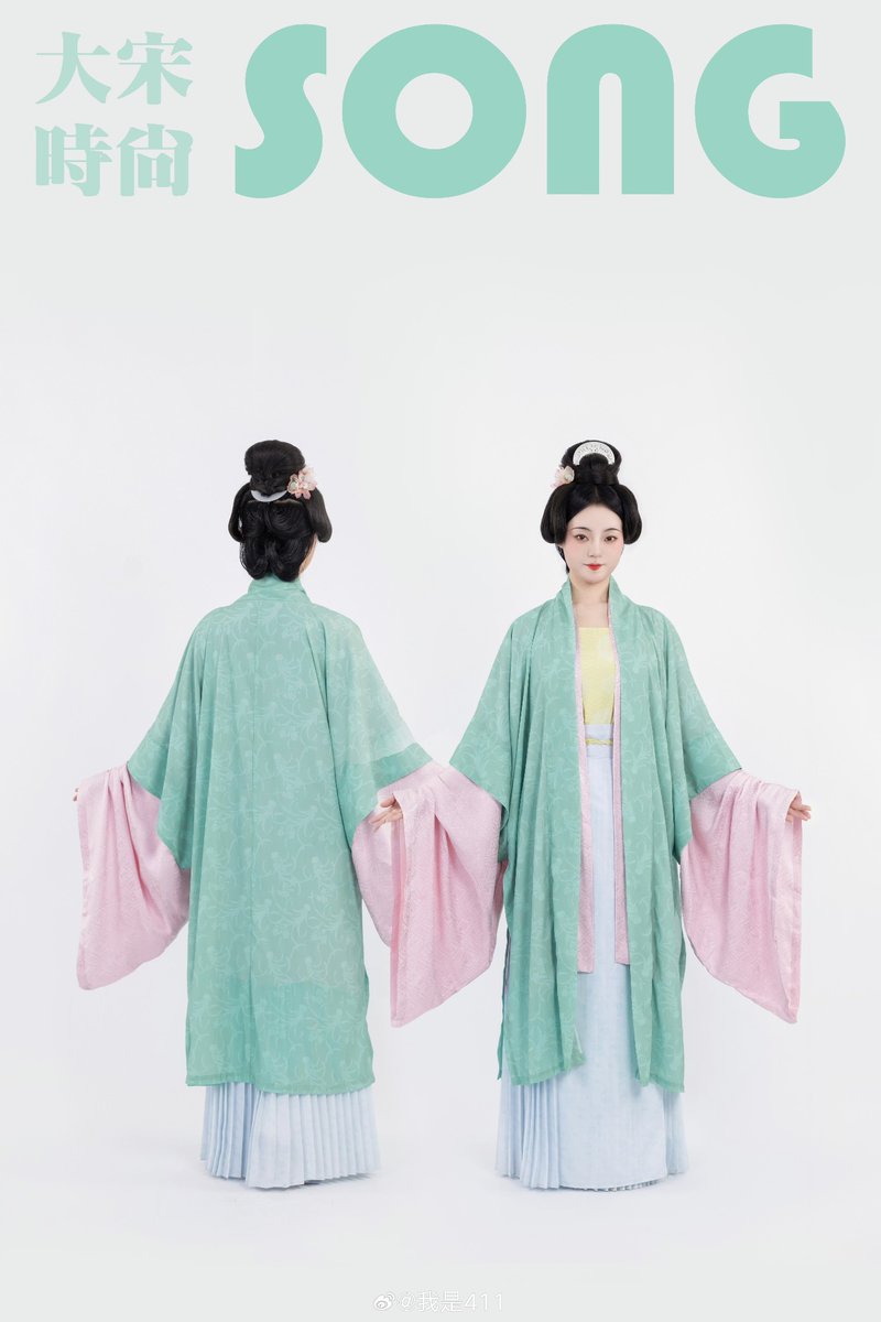 AmazingHanfu's tweet photo. A blogger recently showcased the #gracefulness and #simplicity of the #attire of #Song dynasty ladies by wearing a one-piece camisole paired with a Song Dynasty-style long-sleeved shirt, topped with a green #Hanfu cloak and a Baidiequn (pleated skirt). (Via. I am 411) https://t.co/8CDviWAgO7