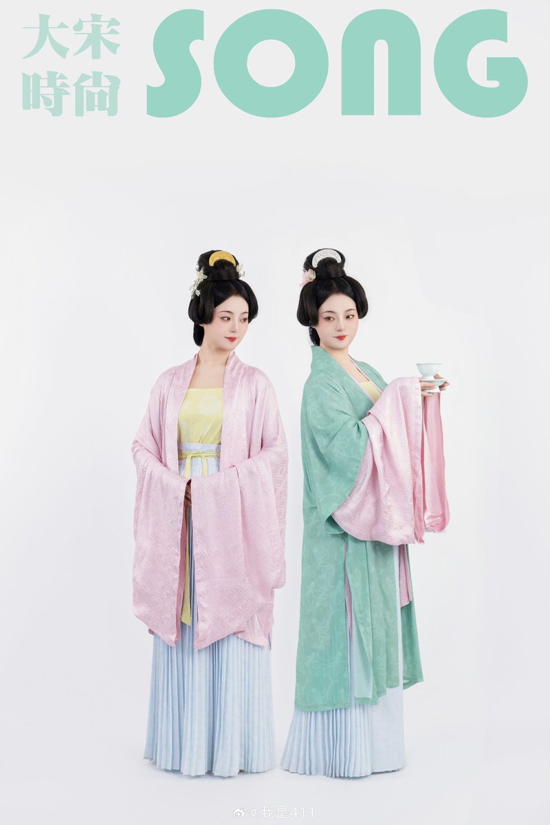 AmazingHanfu's tweet photo. A blogger recently showcased the #gracefulness and #simplicity of the #attire of #Song dynasty ladies by wearing a one-piece camisole paired with a Song Dynasty-style long-sleeved shirt, topped with a green #Hanfu cloak and a Baidiequn (pleated skirt). (Via. I am 411) https://t.co/8CDviWAgO7