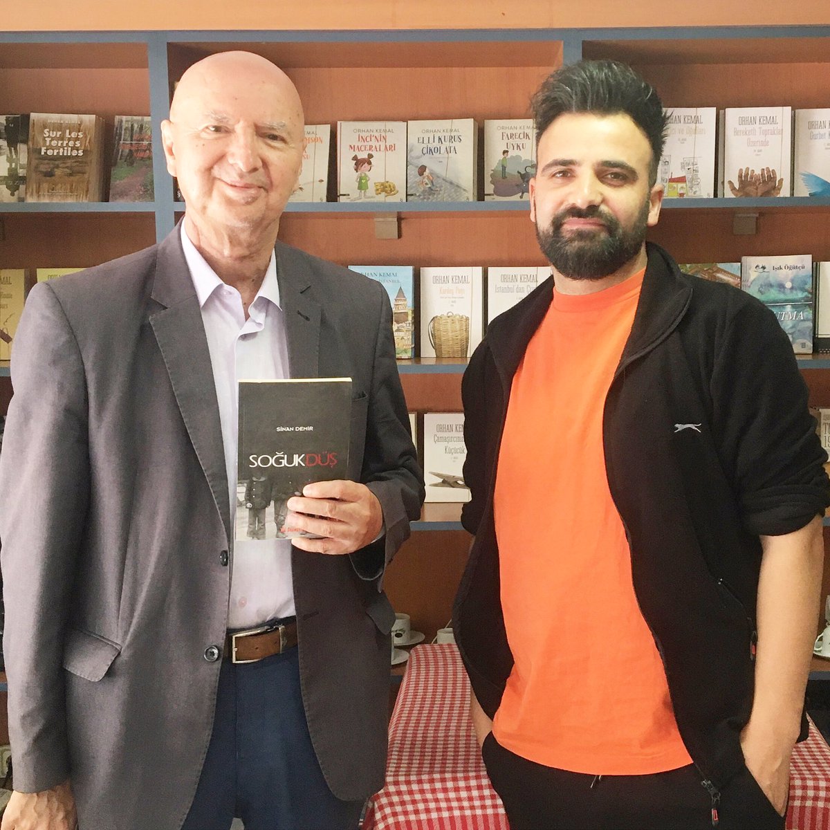 Kurucumuz ve Genel Yayın Yönetmenimiz Sinan Demir, edebiyatın unutulmaz yazarlarından Orhan Kemal’in çok değerli oğlu sevgili Işık Öğütçü ile yeni projelerimiz için bir araya geldi. 

#orhankemal #ışıköğütçü #sinandemir #cult
