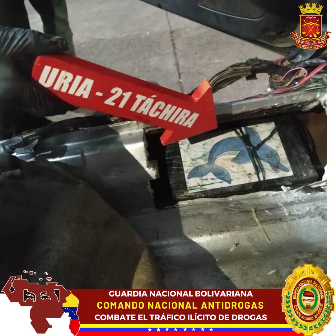leonardojqh's tweet photo. En el “PAC La Pedrera” edo. Táchira, efectivos de la #FANB incautaron 10 envoltorios de Cocaína con peso de Diez Kilos con Setecientos Gramos (10,700 Kg) ocultos en doble fondo de ambos estribos de un (01) vehículo tipo Sedan, fueron detenidas 2 personas procedentes de Colombia. https://t.co/cNvxzqGWwR