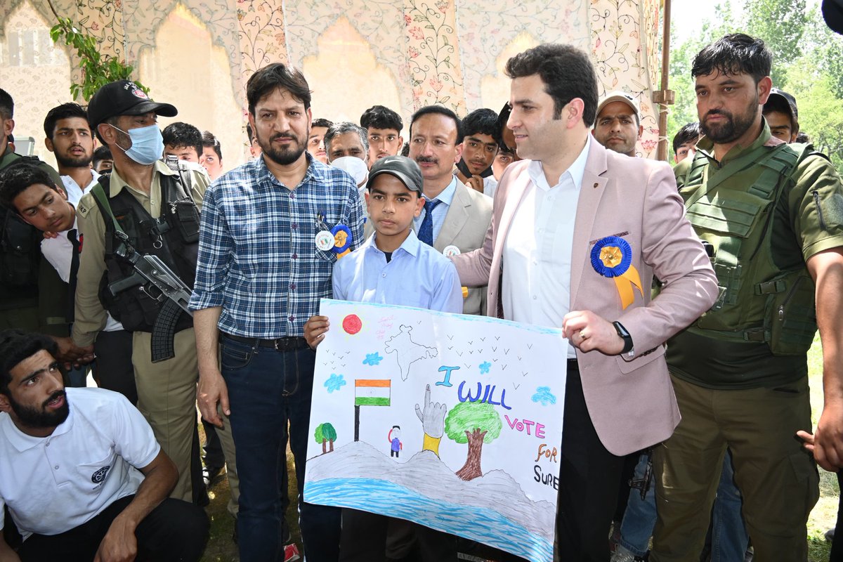 Mega Sweep Activity held at Altaf Memorial GDC Kilam. #DCKulgam @AtharAamirKhan presided over the event, Urged voters to cast thier vote on #25thMay. Let's celebrate our democratic rights together! 🗳️ #VoterAwareness @ECISVEEP @SpokespersonECI @diprjk @SapnaKotwal2