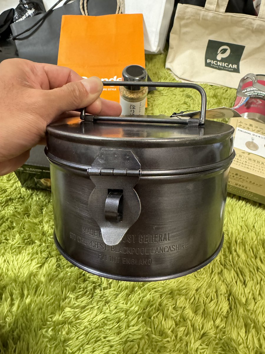 zu_kawa_'s tweet photo. かなり密封状態になるやつも購入〜
何に使うやつかと聞かれたら…
….正直分からん🤣
けど、色合いも好きやし買ってもた😚
ブースでは蚊取り線香入れてたから線香入れ⁉️🤪
#アウトドアパーク
#POSTGENERAL https://t.co/BlzLaQWfrC