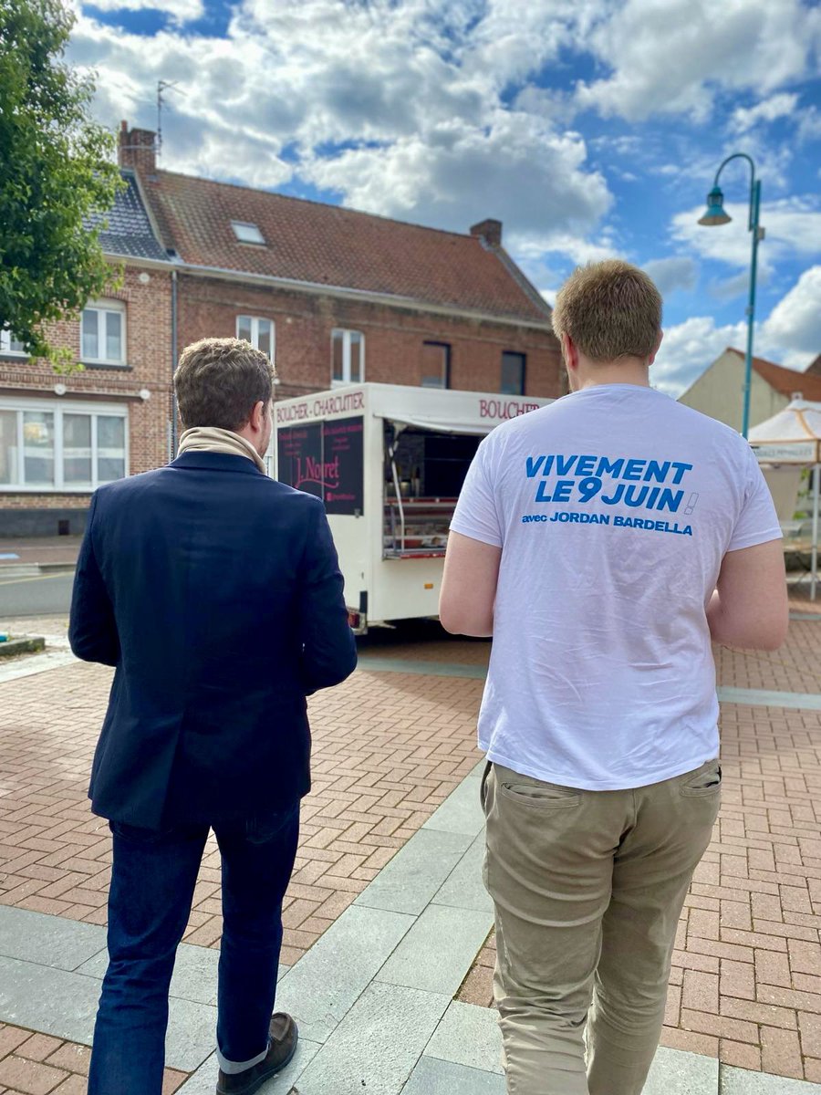 thib_francois's tweet photo. Toujours sur le terrain pour vous convaincre que le seul bulletin de vote qui compte le 9 juin prochain c’est celui de @J_Bardella ! Merci pour votre accueil au marché de #Cuincy 🇫🇷 https://t.co/8zxuMLtJoT