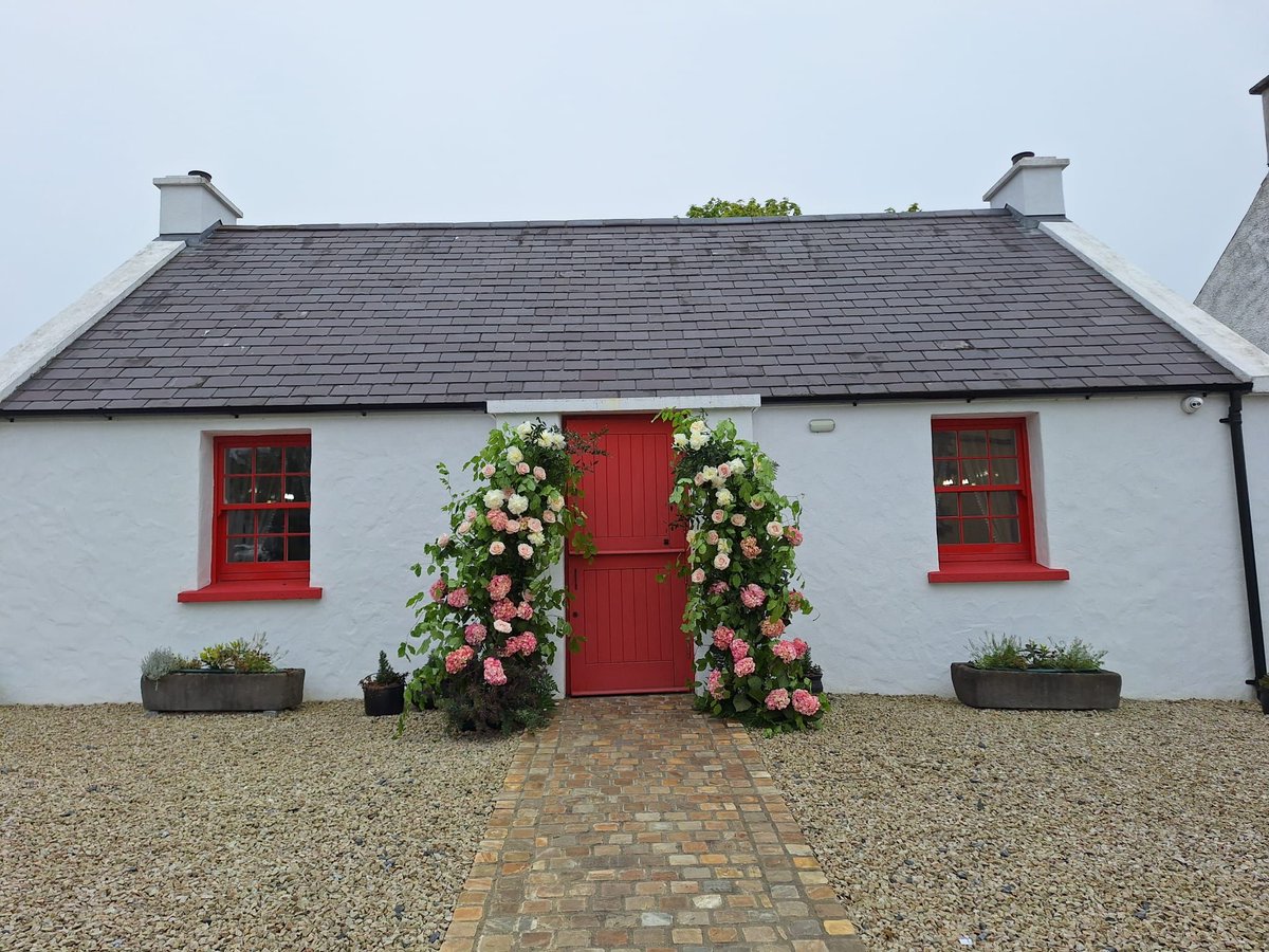 B_LodgeHotel's tweet photo. How Beautiful did our Gate Lodge look for Yesterday's Wedding Ceremony? 😍😍
Floral Display by Farmgirl Florals 🌸🌸
#Weddings #OnsiteCeremony #GateLodge #FloralDisplay https://t.co/tDGqr3GM51