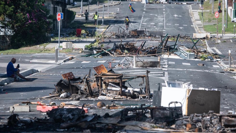 🚨Le bilan monte à 6 morts en #NouvelleCaledonie. Une personne a été tuée et deux autres blessées ce samedi dans un échange de coups de feu sur un barrage érigé par des émeutiers dans le nord.