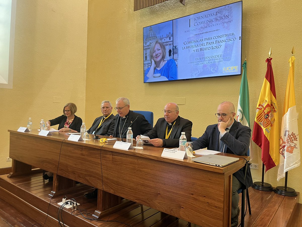 Elsa_Tadea's tweet photo. @resimus @UCIPE_es 🗣️ Continuamos en la I Jornada de Comunicación “Beato Lolo” en Jaén escuchando a @evaenlaradio, figura clave en Roma y el Vaticano. Desarrolla su labor informativa convirtiéndose también en portavoz ante el Papa de causas sociales que no pueden quedar olvidadas.

#UCIPE40 https://t.co/HGjGrnEPag