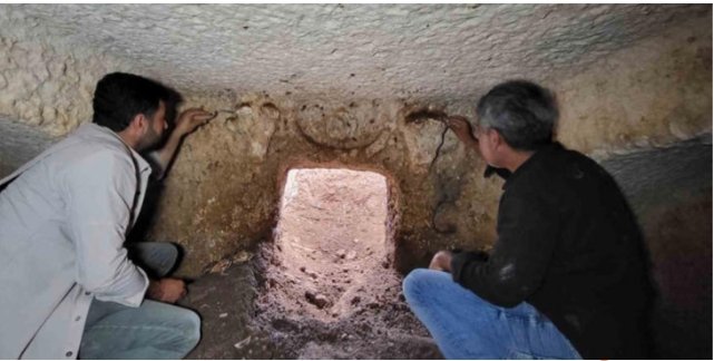 2000-year-old tomb guarded by two bull heads discovered in Tharsa Ancient City anatolianarchaeology.net/2000-year-old-…