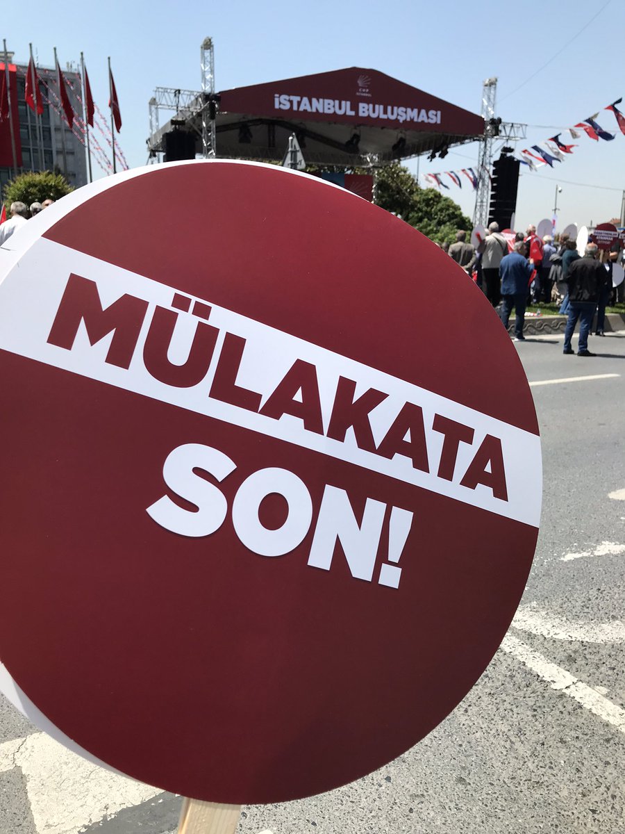 turkce021's tweet photo. Alandayız. Hakkımızı alana kadar mücadeleye devam.

 #ÖğretmenlerSaraçhanede https://t.co/cUh02N9fs0