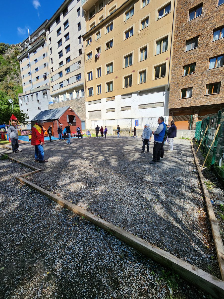 Avui hem assistit al torneig de petanca de Canòich que es realitza a les pistes de petanca del Prat del senzill. Felicitats a tots els participants.