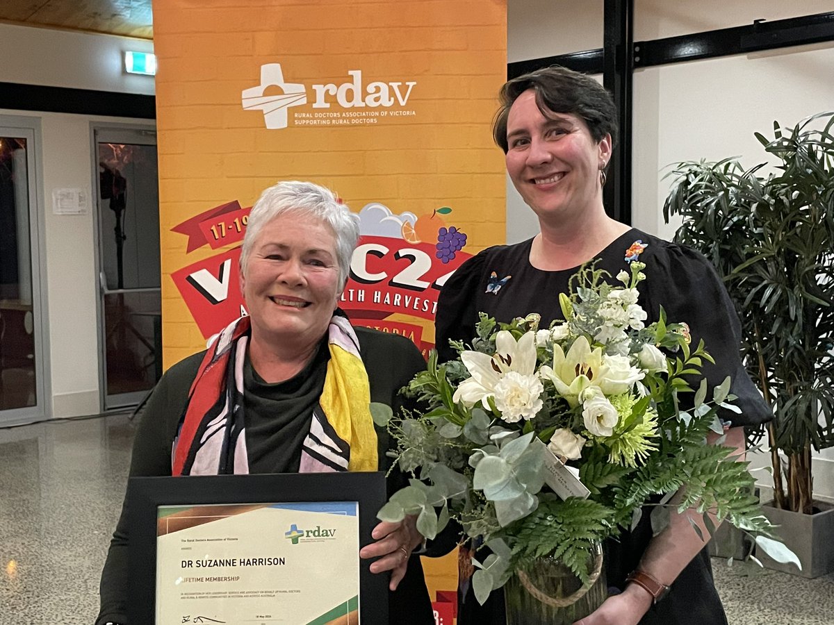 The ultimate Victorian RG dynasty - Emily celebrates her Mum’s RDAV lifetime membership award. Congratulations to Dr Sue Harrison who has served both Rdav and @RuralDoctorsAus Boards along with @ACRRM @RWAVictoria & MCCC boards.