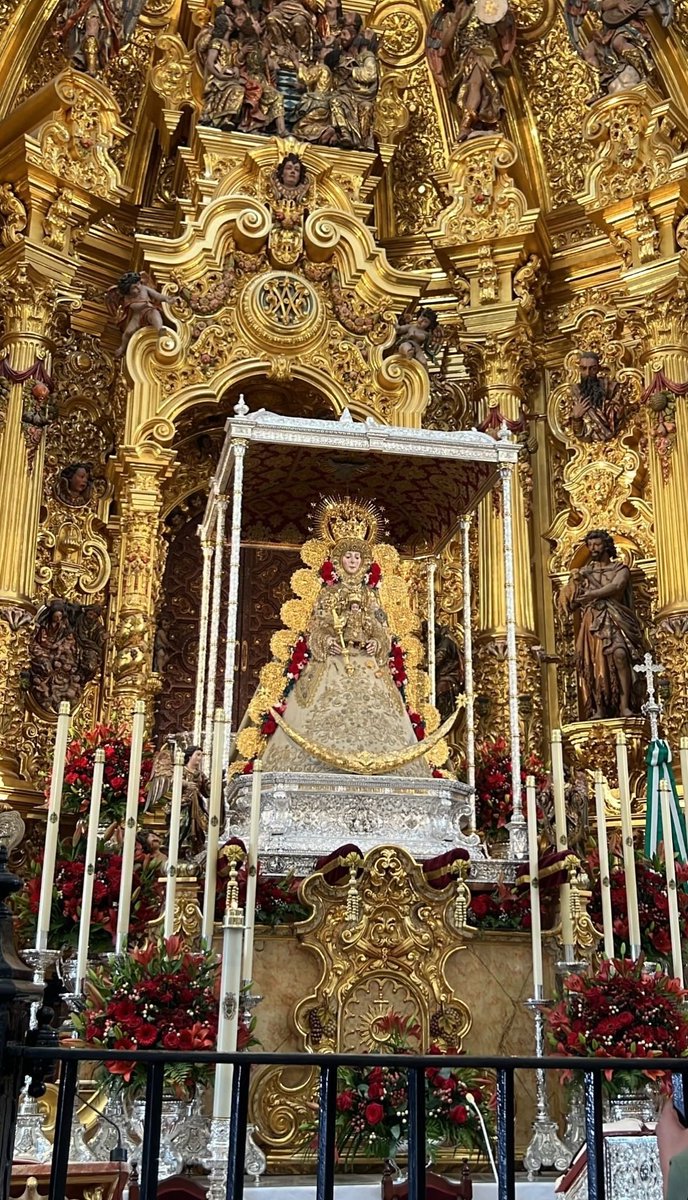 Por los rocieros que este año la ven desde la marisma del cielo.
Por todos aquellos que están pasando dificultad.
Que la blanca paloma os guíe e interceda por vosotros ante el Señor.