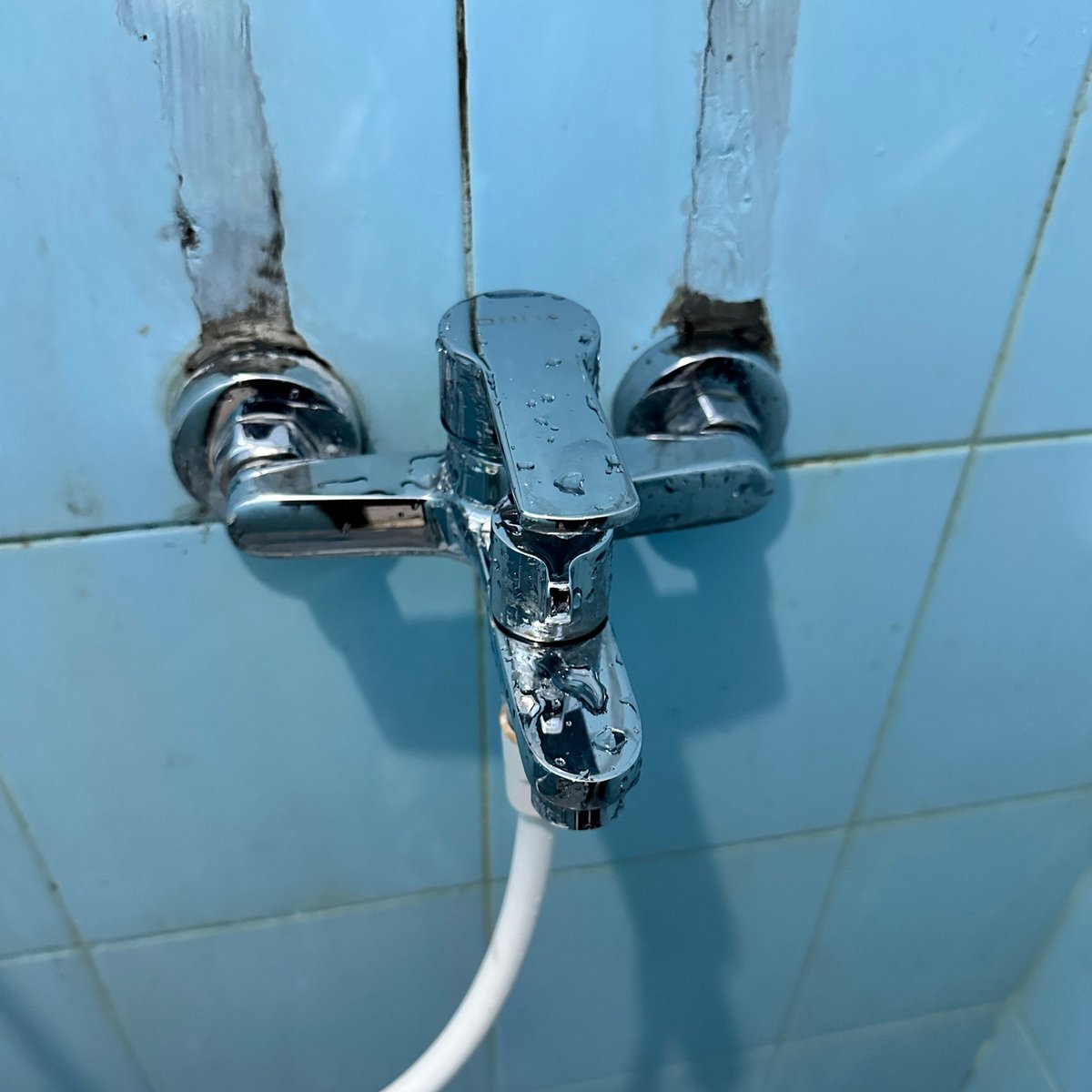 Selama ini kalau bersihin kamar mandi biasanya pakai karbol atau sabun lantai biasa. Pokoknya asal berbusa. Kemarin coba pakai cairan pembersih khusus, namanya Loxus Cleaner, dan hasilnya memuaskan. Bener-bener recommended. Saya tidak ingin merasakan kekinclongan ini sendirian 😅