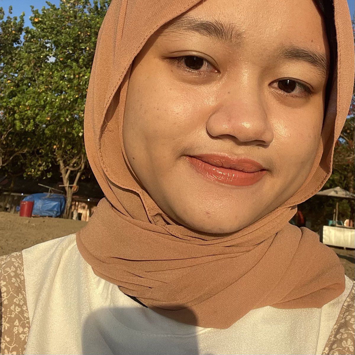 UDAH CEK UV INDEX DI TEMPAT KALIAN BELUM HARI INI?!?! kaget tadi siang segini 😖😖😖

tbh sempet worry muka belang pas diajak main ke pantai karena heatwave akhir-akhir ini, but thanks yang udah ciptain tinted sunscreen yang helpful bgt mencegah aku kena sunburn ☀️💛🌊