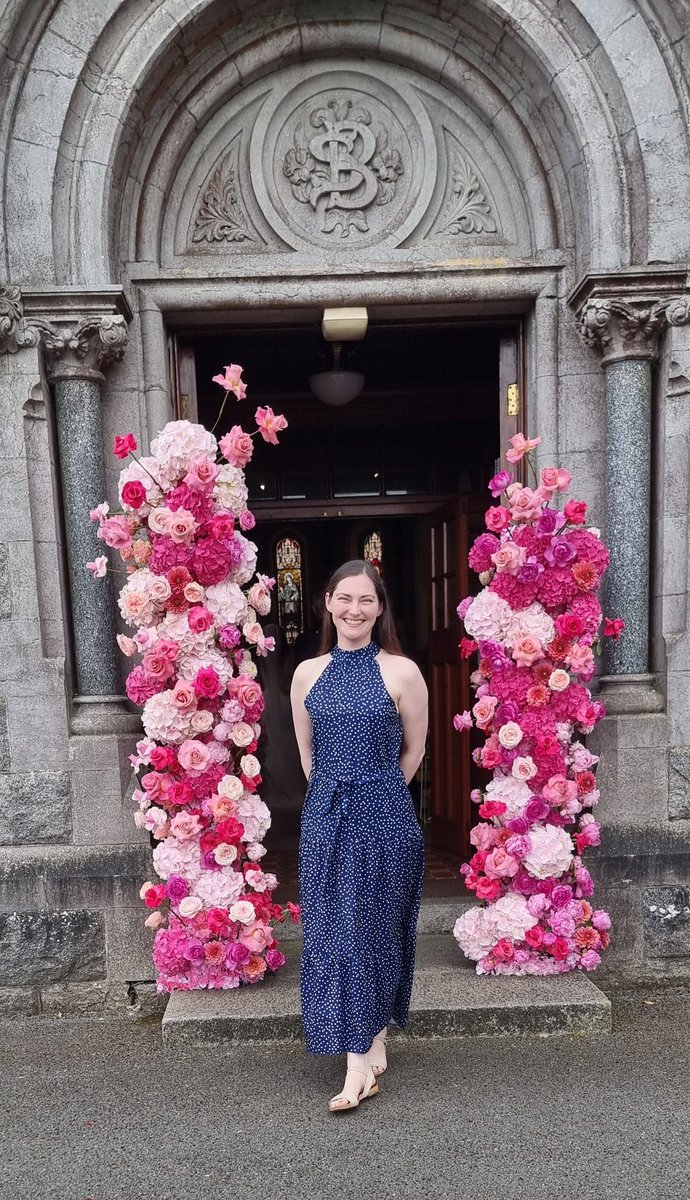 A joy to play and sing at a friend's wedding this week...weddings are one of the places where the emotion of music just shines through... and of course I had to get a pic with these stunning flowers 😍💐🌸🌹🏵🌼💜