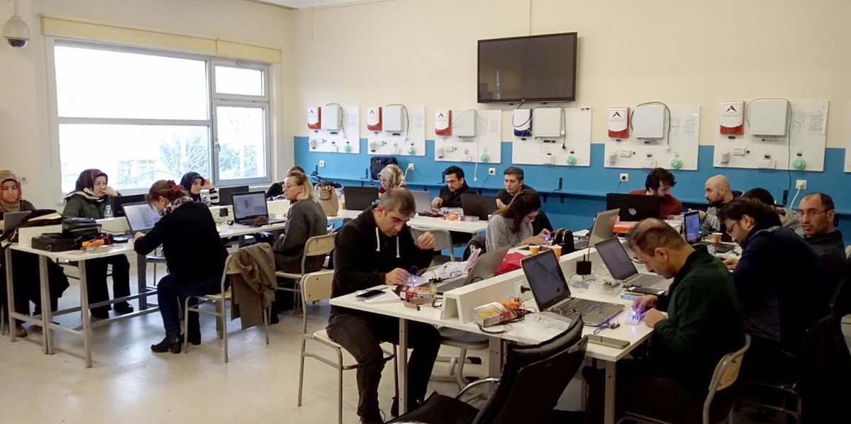 Öğretmenler, Yaz Dönemi Mesleki Çalışma Programına İstedikleri İllerde Katılabilecek

Yüz yüze düzenlenecek mesleki çalışma programında öğretmenler, “Türkiye Yüzyılı Maarif Modeli” kapsamında hazırlanan yeni müfredatla ilgili incelemeler yapacak ve raporlarını Bakanlığa