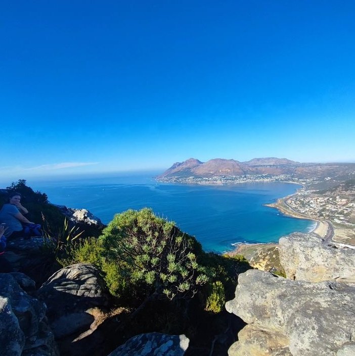 🚶🏻‍♂️ Hiking #TableMountain is our Must-Do. Always with buddies and extra water please.

Catch warm vibes. ☀
This one for all the nature lovers in the City. 

📍 Elsies Peak
@TableMountainNP

📸 Phillip Meyer