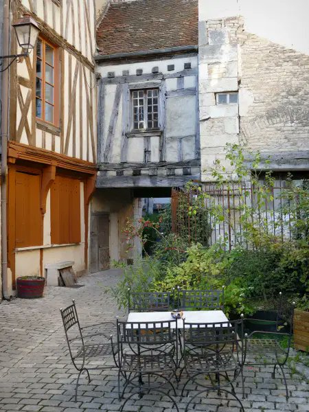 Noyers-sur-Serein, Bourgogne, France