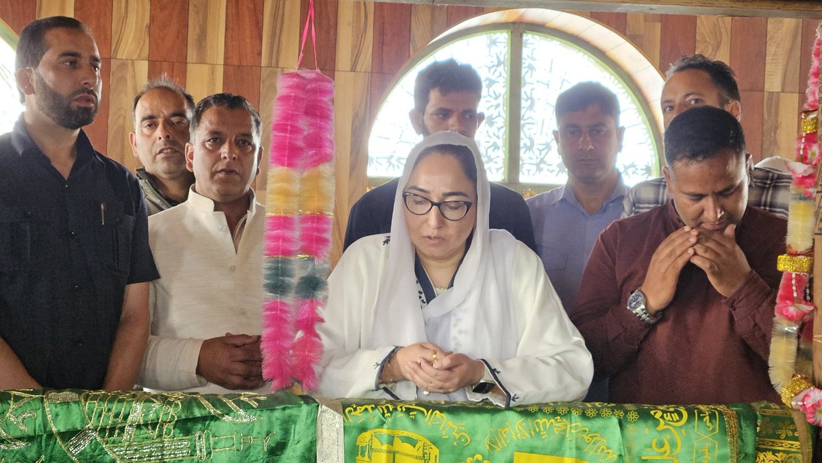 At Pir Ki Gali (the meeting point of Kashmir valley & Poonch on Pirpanjal top) paid obeisance at the shrine of Peer Sheikh Ahmed Karim (RA) known as the living saint. Took stock of the basic infrastructure needs at the shrine. @ShopianPolice @diprjk