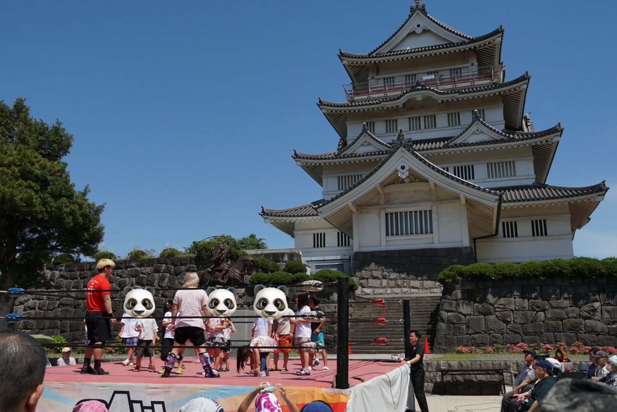 千葉城とプロレスと子どもたち
なんて素敵な景色なんでしょうか🥺♡
ちびっこプロレス教室は
毎回ちょびーっと内容を変えているので
また参加してね🧚‍♀️🫶🏻
未来のプロレスラー達よ
全力で遊び、よく学ぶんだよ〜🫶🏻
#2AW #千葉城プロレスの陣