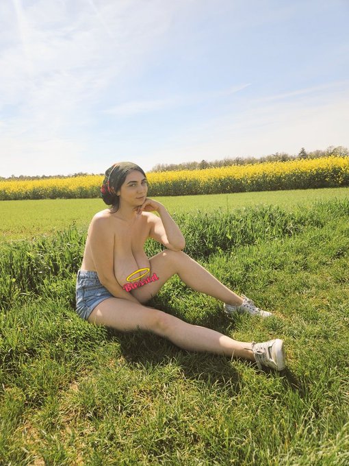 A girl from the country side. Are you interested?  https://t.co/rSpbMmRkek https://t.co/8e8kwHe4dD