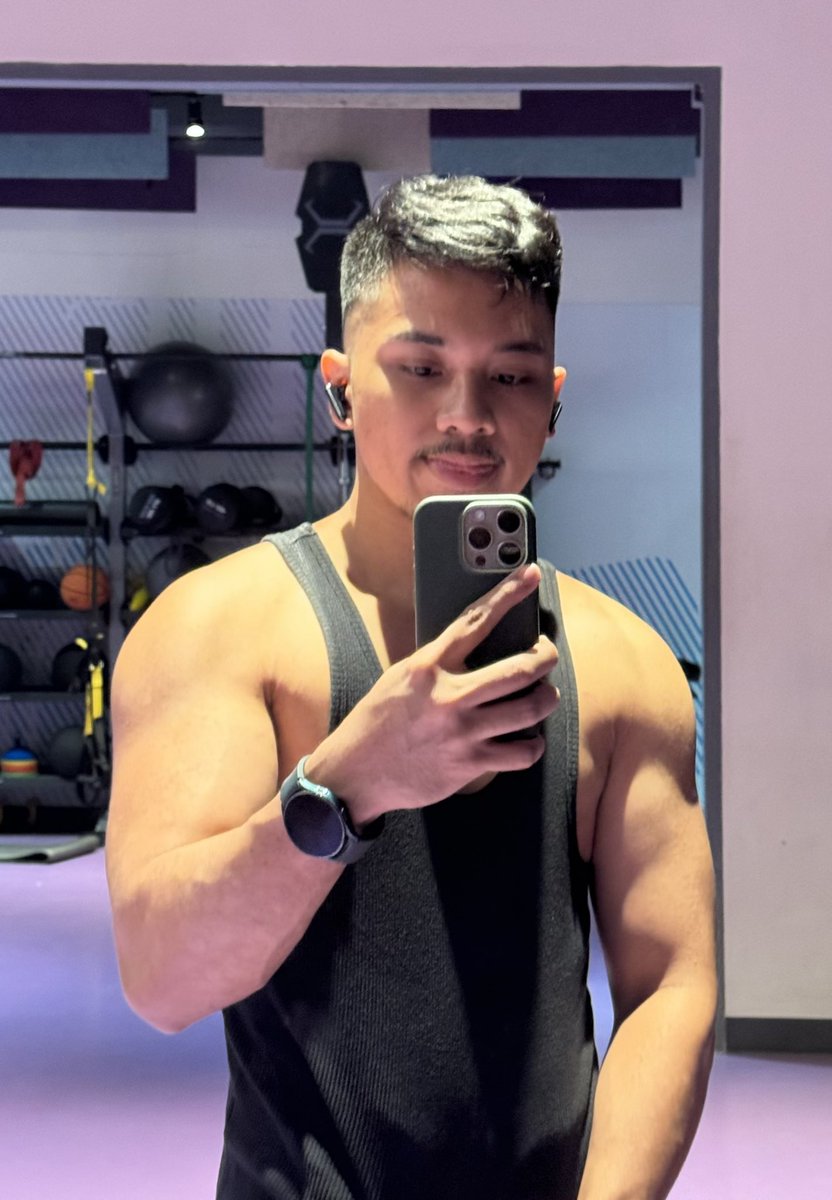 samezrael's tweet photo. new haircut 😗 https://t.co/EKIQ2TqWrR