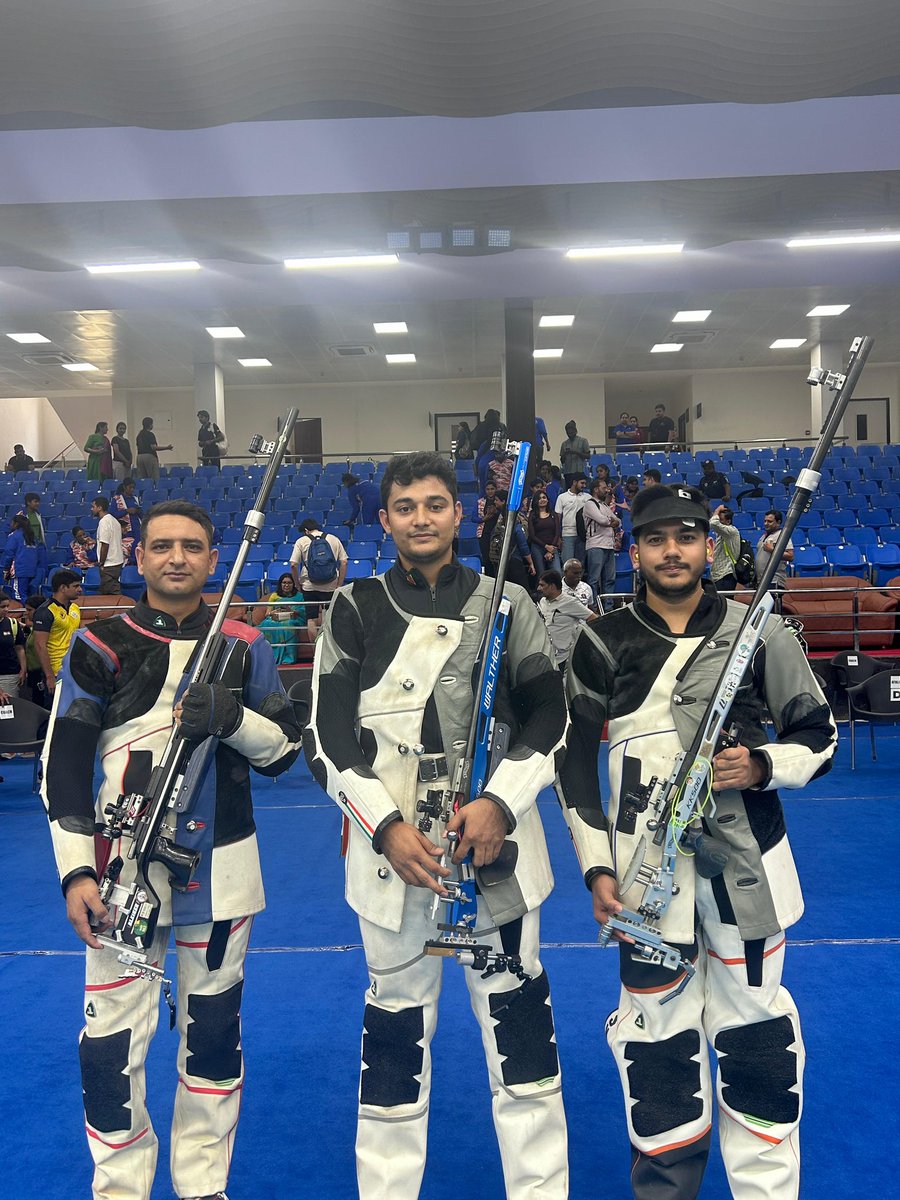 OST T4 update:

Niraj Kumar (centre) wins the men’s 3P OST T4 with a score of 462.9 in the final. Chain Singh (left) 2nd and Aishwary Tomar (right) is 3rd. Congratulations!

#OlympicSelectionTrials #Road2Paris #IndianShooting