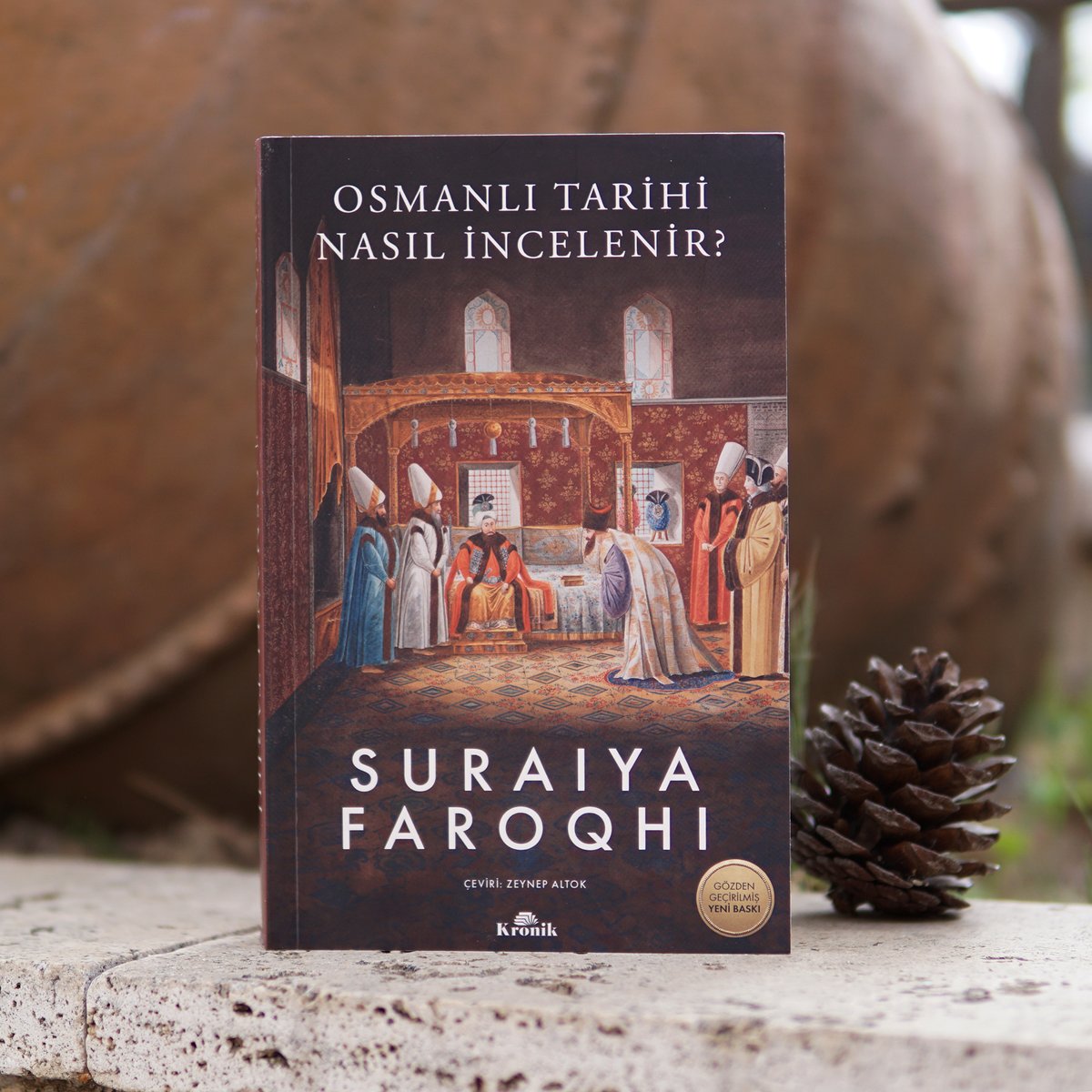 Osmanlılar, arkalarında devasa bir kültürel miras bırakmış; arşiv belgeleri, kronikler, mimari yapılar hem Türkiye’den hem de yurt dışından birçok araştırmacının ilgisini çekmiştir. Peki ama bu araştırmalar nasıl yapılmalıdır? Suraiya Faroqhi yazdı. kronikkitap.com/kitap/osmanli-…