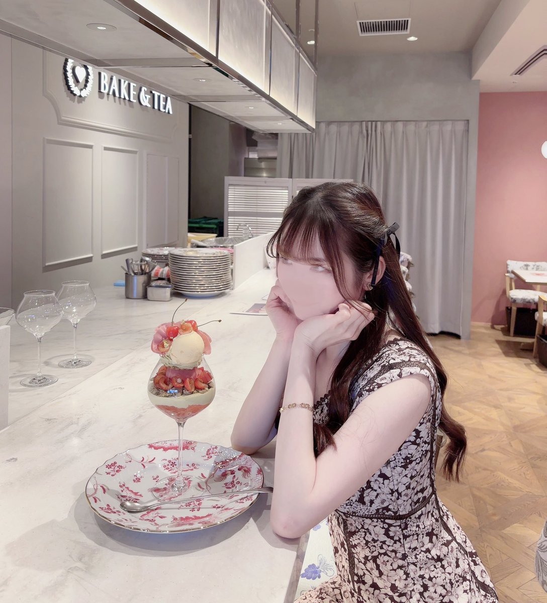 新宿のパフェが可愛すぎるカフェ︎︎︎︎❤︎

📍SALON BAKE & TEA

芸術パフェと大理石のテーブルで映え過ぎるし絶品だし幸せだった💭
推し活の写真撮ってる人も沢山いた👼🏻