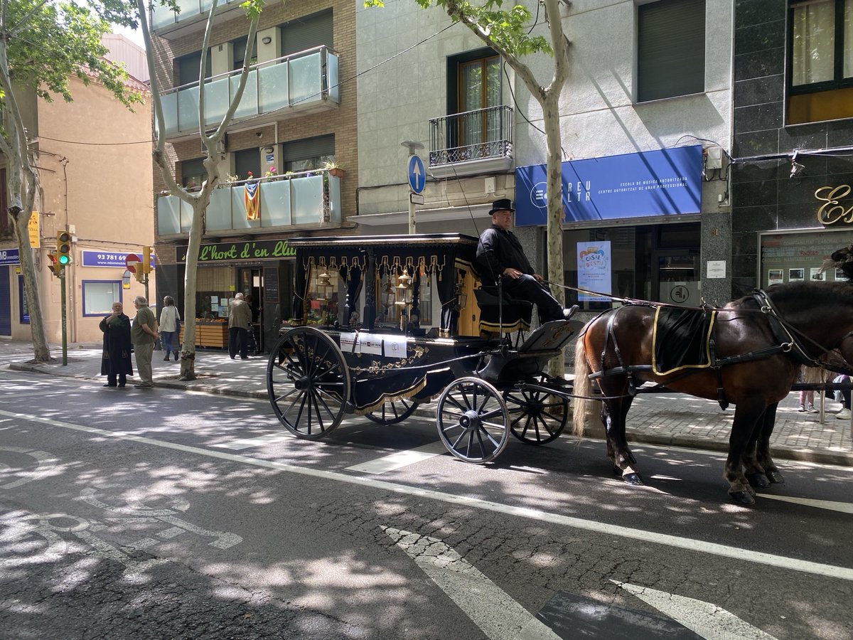 A la Creu Alta a Sabadell, vivim en una altra època 🤣🤣 #festamajor Bon dissabte!