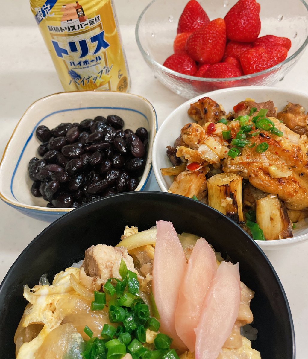 晩ごはん🌙*ﾟ
親子丼
焼き鳥をクシから外して豆板醤で
ピリ辛和えにしました😋🌶✨
岩下の新生姜を久しぶりに買ってきて
親子丼に🙌
美味しくて何より歯ごたえもたまらん︎💕︎
#おうちごはん
#料理記録
#ごちそうさまでした