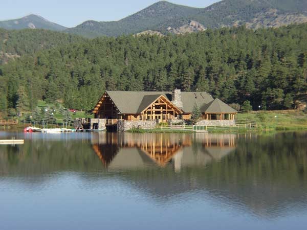 seahorsebend's tweet photo. We are working with Mary to paint the The Evergreen Lake House in Evergreen Colorado for their August wedding. I love her color palette as well. So lovely! #seahorsebendpress #getmanstudio #commissionedart #coloradowedding #SlavaUkraïni https://t.co/JKlAqXbCCM