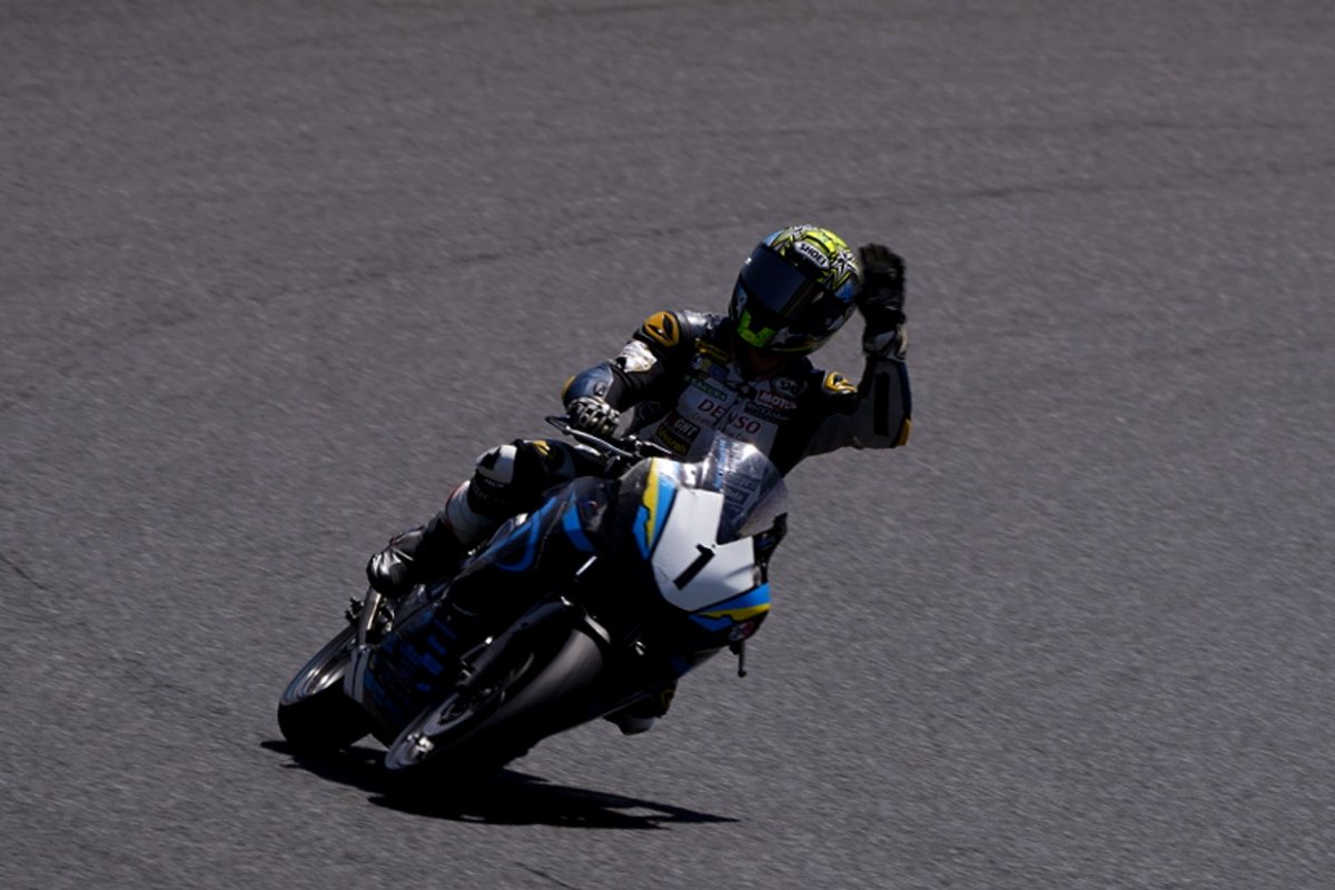 Kohei N. (@kohey390) on Twitter photo ■CBR250R Dream Cup
中川空嶺選手
フィニッシュ後の写真しかなくて申し訳なし🙇♂
#中川空嶺 (<a href="/takane59/">中川 空嶺(Nakagawa Takane)</a>)
<a href="/TairaPromote_R/">#13 Taira Promote Racing(鈴鹿8耐参戦)</a>
#clubTairaPromote
#TairaPromoteRacing
#サンデーロードレース
#鈴鹿サーキット ■CBR250R Dream Cup
中川空嶺選手
フィニッシュ後の写真しかなくて申し訳なし🙇♂
#中川空嶺 (<a href="/takane59/">中川 空嶺(Nakagawa Takane)</a>)
<a href="/TairaPromote_R/">#13 Taira Promote Racing(鈴鹿8耐参戦)</a>
#clubTairaPromote
#TairaPromoteRacing
#サンデーロードレース
#鈴鹿サーキット