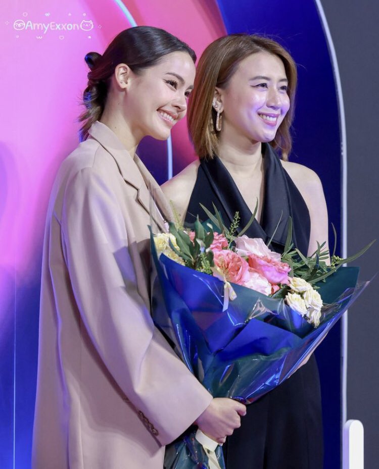 Yaya Urassaya attended ‘The BEC Music Showcase’ today to congratulate Thai Channel 3 on entering the music world. 📷👉🏻 Instagram #amyexxon #urassayas