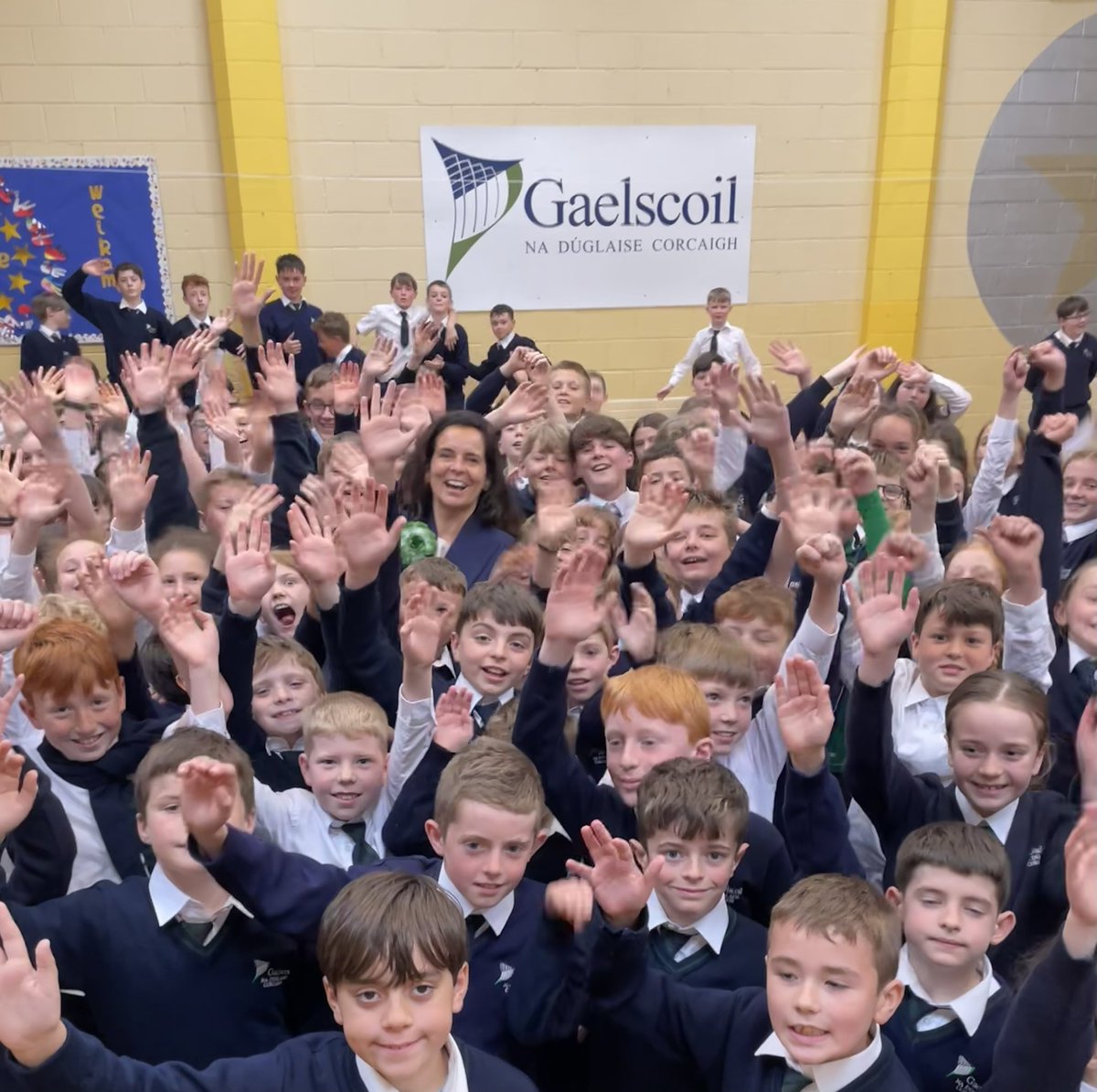 Delighted to be back in #Cork to celebrate #Europeday with @mmcgrathtd & pupils of @gaelscoilnadug1 & @christkingss.

🙏 for the fantastic musical & multilingual welcome! 

Ní neart go cur le chéile: no strenght without unity & diversity. That’s what #Europe is al about! 

🇧🇪🇪🇺🇮🇪