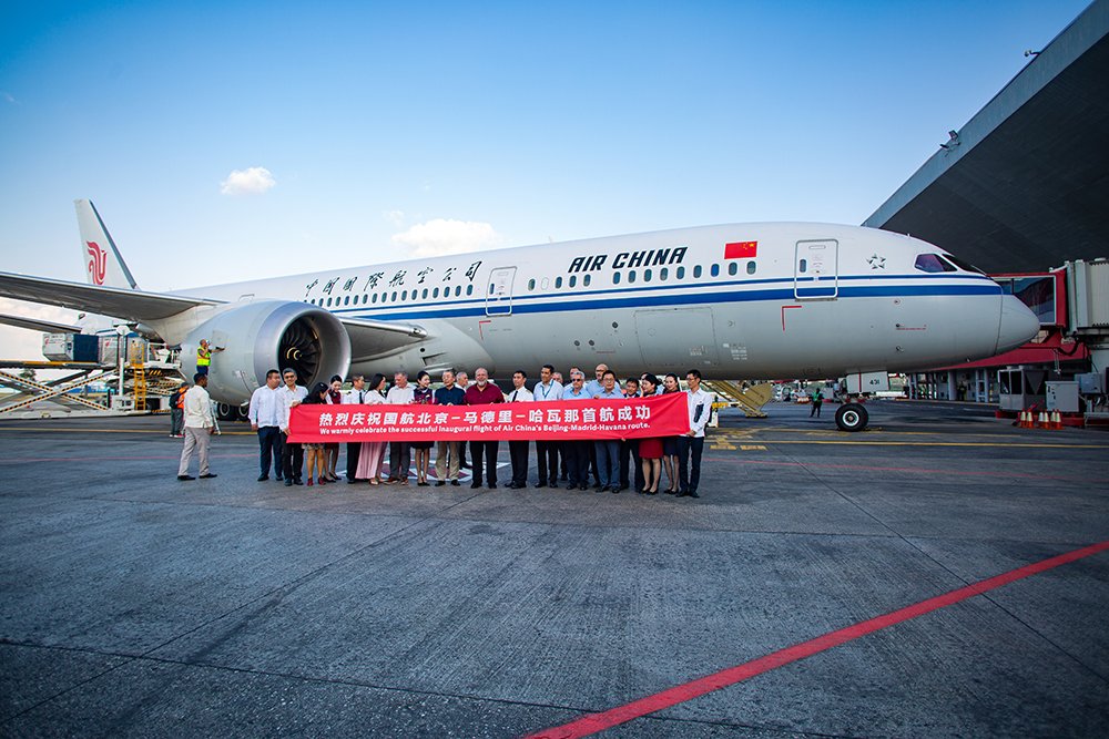 Con la llegada del Boeing 787-9 de Air China, se reanudaron en esta jornada los vuelos entre La Habana y Beijing, como una muestra del fortalecimiento de las relaciones entre el gigante asiático y #Cuba.