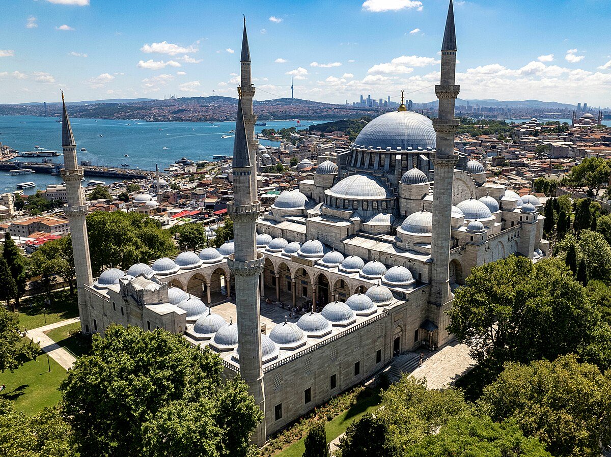 📝 Kanunî Sultan Süleyman’ın inşaatı 1558 tarihinde tamamlanan Süleymaniye Camiî’ne tayin edilecek imamda şart koştuğu vasıflar*: 1️⃣ Arapça, Farsça, Latince ve Türkçe bilmek. 2️⃣ Kur'an-ı Kerim'i, İncil'i ve Tevrat'ı mukayeseli şekilde tefsir edebilmek. 3️⃣ İlahî kanun ve