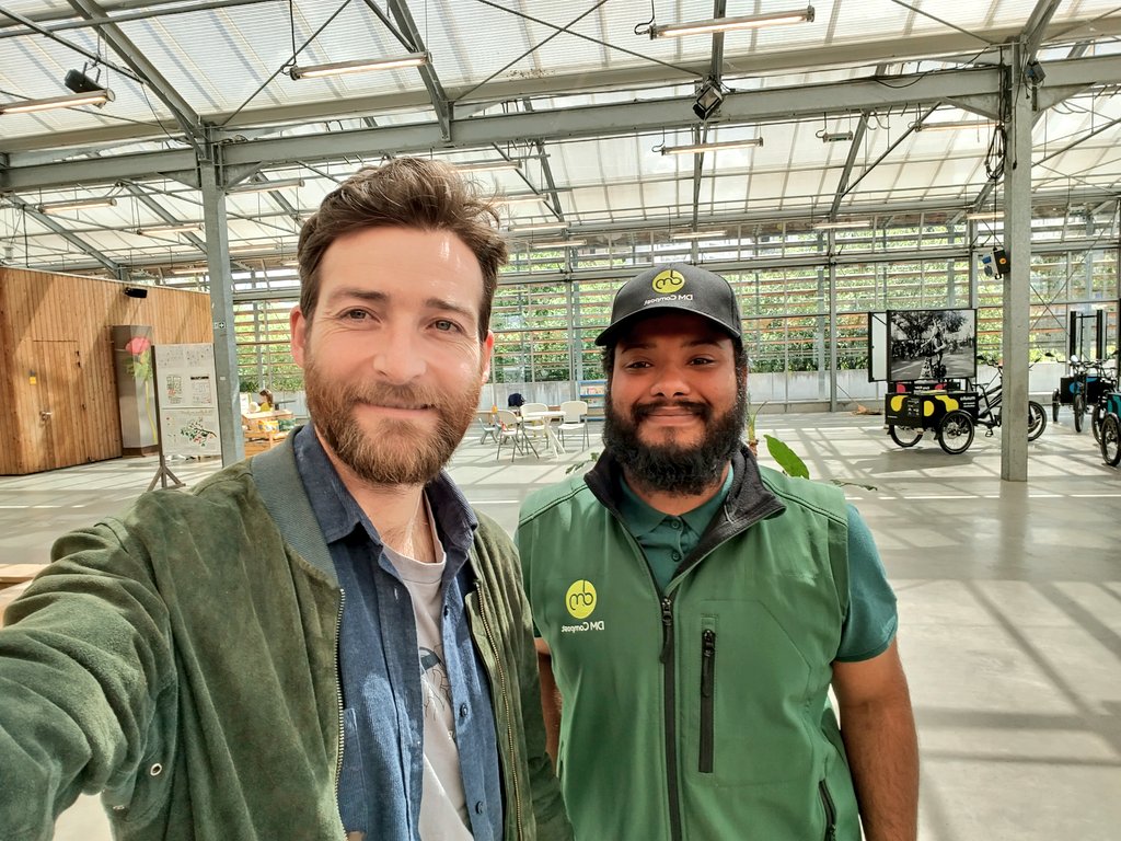 Formation #compost à la Serre Wangari à <a href="/villesaintouen/">Ville de Saint-Ouen-sur-Seine</a> Merci <a href="/PlaineCommune/">Plaine Commune</a> de nous offrir le matériel adapté et à #DMCompost pour les explications limpides ! 🥕🪱♻️🌷