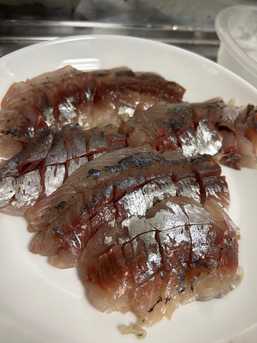 まずはアジの刺身…スッ 