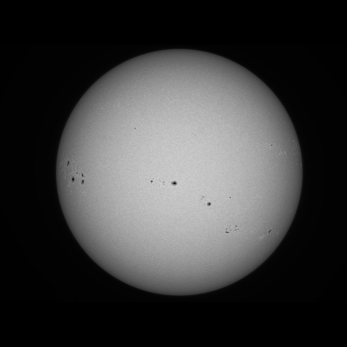 05/18 09:19 (UTC+9) 名古屋の太陽(53/139) 午前中の彩層面、X線レベルは数回上がったりしているのですがフレア発生まではいかずエネルギ充電中と感じ、周辺は南東に比較的大き目のプロミネンスが目を引いていました