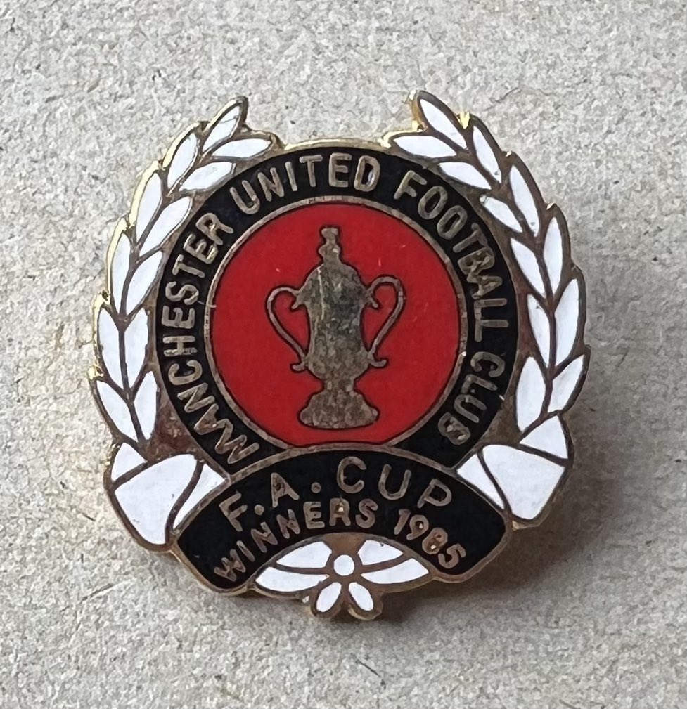 Today’s badge of the day. One to commemorate our FA Cup win on this day in 1985. #MUFC #UTFR #GGMU #ManchesterUnited