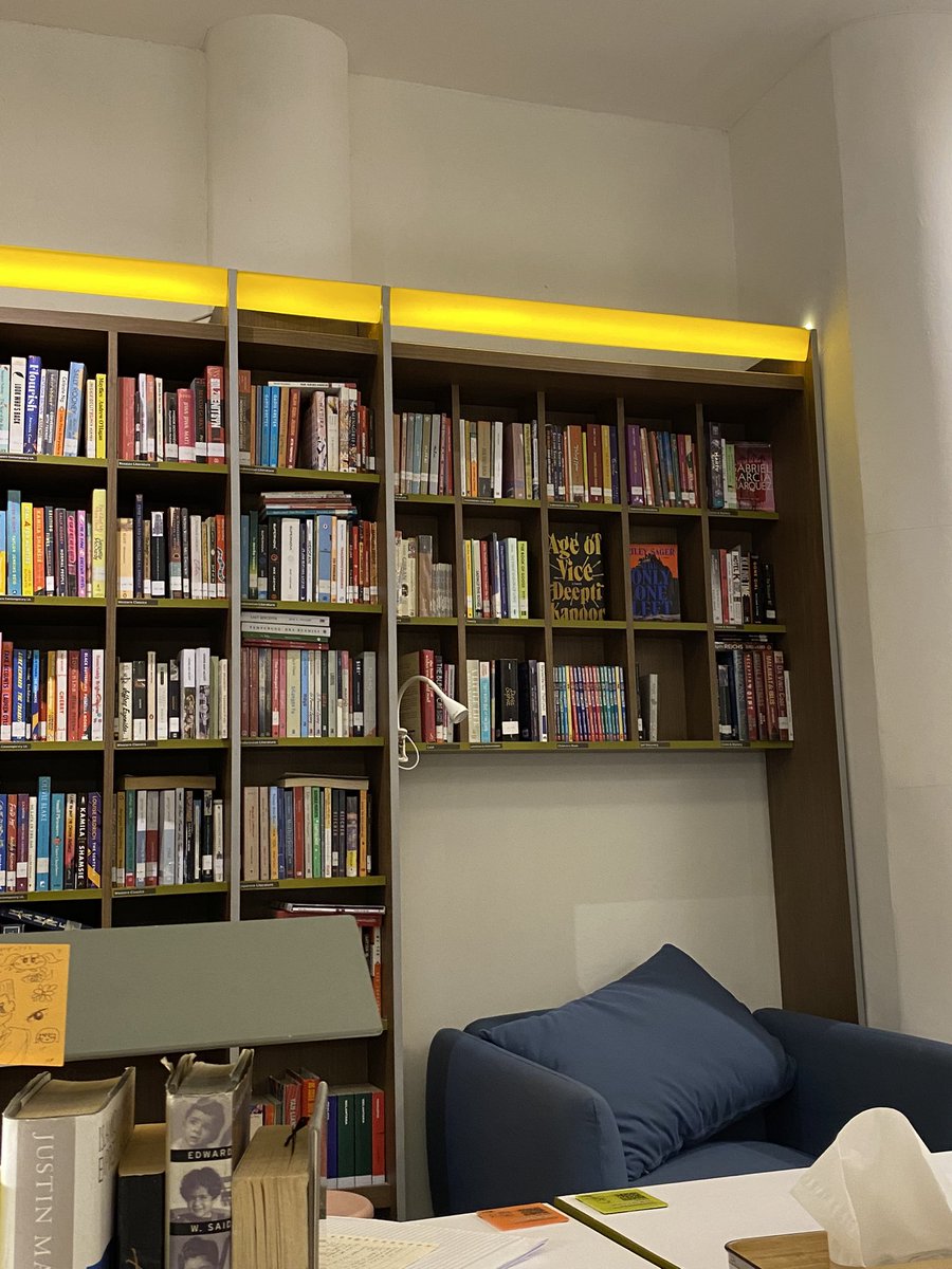 bookkume's tweet photo. selalu jadi tempat me time favoritku sih selain kineruku. ga pernah bosen kalau ke sini soalnya teh dan cheesecakenya juga enak! https://t.co/QxEji04yEp